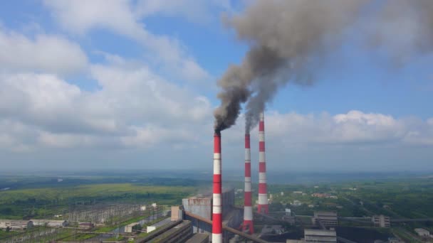 Vidéo aérienne. Tournage lent d'une centrale électrique au charbon. Fumée provenant de trois tuyaux d'une ancienne centrale électrique. Concept d'émissions de carbone. Réduire les émissions de CO2. Accord de Paris. Pays en développement — Video