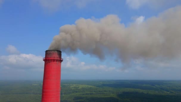 Nagranie z powietrza. Strzał w zwolnionym tempie z elektrowni węglowej. Dym wydobywający się z trzech rur starej elektrowni. Koncepcja emisji dwutlenku węgla. Zmniejszenie emisji CO2. Umowa paryska. Kraje rozwijające się — Wideo stockowe