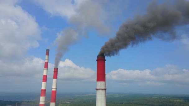 Hava videosu. Kömür santralinin yavaş çekim görüntüsü. Eski bir elektrik santralinin üç borusundan duman çıkıyor. Karbon emisyon konsepti. Karbondioksit salınımını düşür. Paris anlaşması. Gelişmekte olan ülkeler — Stok video