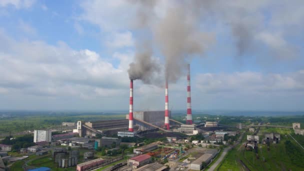 Hava videosu. Kömür santralinin yavaş çekim görüntüsü. Eski bir elektrik santralinin üç borusundan duman çıkıyor. Karbon emisyon konsepti. Karbondioksit salınımını düşür. Paris anlaşması. Gelişmekte olan ülkeler — Stok video