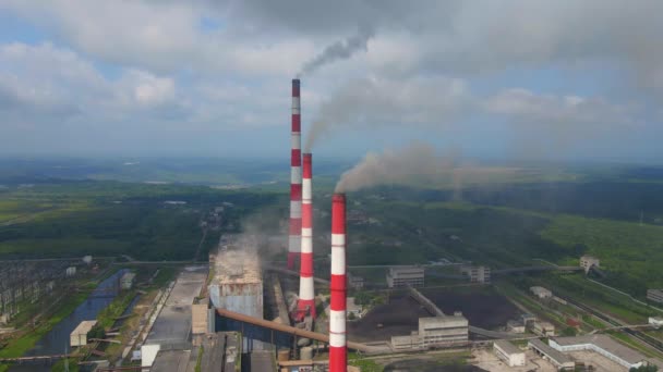 Vídeo aéreo. Tiro em câmara lenta de uma central eléctrica a carvão. Fumaça saindo de três tubos de uma antiga usina elétrica. Conceito de emissões de carbono. Reduzir as emissões de CO2. Acordo de Paris. Países em desenvolvimento — Vídeo de Stock