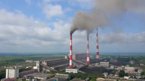 Légi felvétel. Lassított felvétel egy szénerőműről. Füst jön ki egy régi elektromos erőmű három csövéből. A szén-dioxid-kibocsátás fogalma. A CO2-kibocsátás csökkentése. Párizsi egyezmény. Fejlődő országok — Stock videók