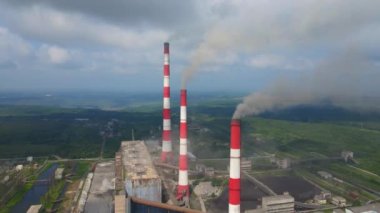 Hava videosu. Kömür santralinin yavaş çekim görüntüsü. Eski bir elektrik santralinin üç borusundan duman çıkıyor. Karbon emisyon konsepti. Karbondioksit salınımını düşür. Paris anlaşması. Gelişmekte olan ülkeler