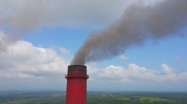 Hava videosu. Kömür santralinin yavaş çekim görüntüsü. Eski bir elektrik santralinin üç borusundan duman çıkıyor. Karbon emisyon konsepti. Karbondioksit salınımını düşür. Paris anlaşması. Gelişmekte olan ülkeler