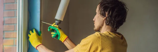 Constructor o manitas se dedica a la reparación o instalación de ventanas BANNER, FORMATO LARGO —  Fotos de Stock