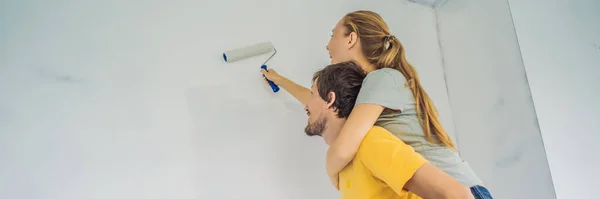 Renovation diy paint couple in new home painting wall BANNER, LONG FORMAT — Stock Photo, Image