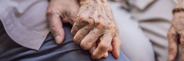 BANNER, LANG FORMAAT Ouderen paar die elkaars hand vasthouden. Hand van een oudere vrouw die de hand van een oudere man vasthoudt — Stockfoto