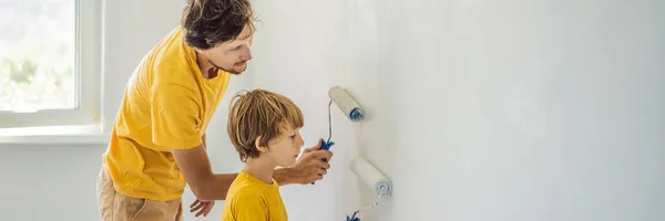 Apa és fia festeni egy falat az otthonukban csinálni közben mozog BANNER, LONG FORMAT — Stock Fotó