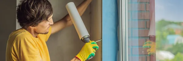 Bauarbeiter oder Heimwerker sind mit der Reparatur oder Installation von Fenstern BANNER, LONG FORMAT beschäftigt — Stockfoto