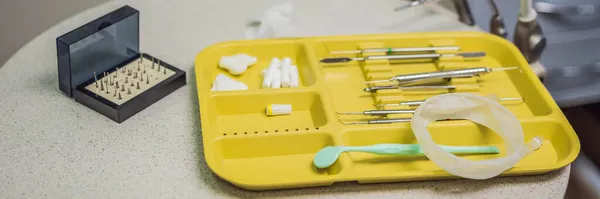 Оборудование и стоматологические инструменты в кабинете стоматолога. Инструменты крупный план. Баннер стоматологии, Длинный Формат — стоковое фото