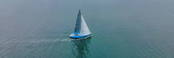 ターコイズブルーの海の水の中で帆船の無人機によって撮影された空中鳥の目の写真｜BANNER 、 Long Format — ストック写真