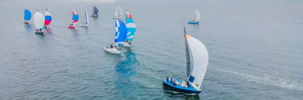 Luftaufnahme aus der Vogelperspektive mit der Drohne eines Segelbootes im türkisfarbenen Meerwasser BANNER, LONG FORMAT — Stockfoto