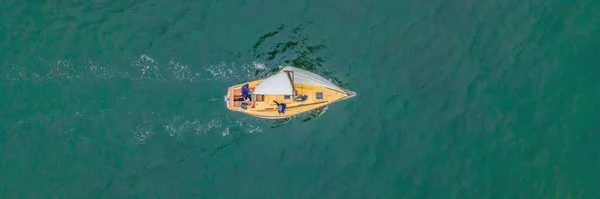 Vzdušné ptáci pohled fotografie pořízené dronem plachetnice v tyrkysové mořské vodě BANNER, DLOUHÉ FORMAT — Stock fotografie
