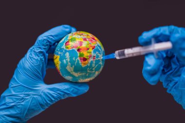 Şırınga dünyayı aşılıyor, Güney Afrika haritasında. Güney Afrika Coronavirus, Corona virüs saldırısı konsepti. Güney Afrika koronavirüse karşı savaşıyor. Koronavirüsle mücadele kavramı, tehlike