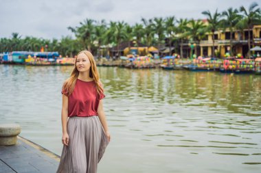Hoi 'nin arka planındaki kadın turist. Vietnam' ın antik bir kasabası. Vietnam, Coronovirus COVID 19 karantinasından sonra turistlere tekrar açıldı
