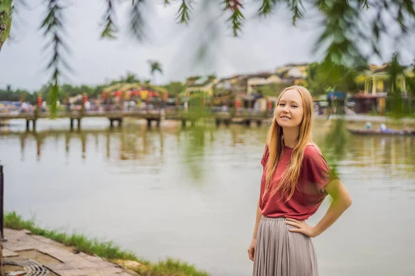 베트남의 고대 도시 호이를 배경으로 한 여성 관광객. 베트남 격리 조치 이후 관광객들에게 다시 개방되다 19 — 스톡 사진