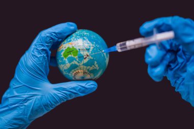 Şırınga dünyayı Yeni Zelanda haritasında aşılıyor. Yeni Zelanda Coronavirus, Corona virüs saldırısı konsepti. Yeni Zelanda, koronavirüse karşı savaşıyor. Koronavirüsle mücadele kavramı, tehlike ve