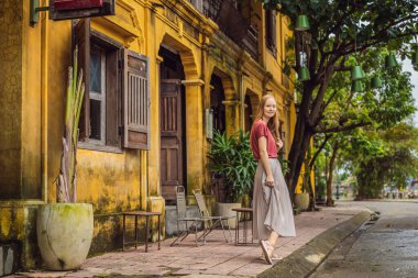 Hoi 'nin arka planındaki kadın turist. Vietnam' ın antik bir kasabası. Vietnam, Coronovirus COVID 19 karantinasından sonra turistlere tekrar açıldı