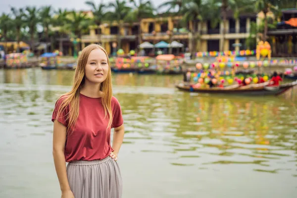 Mulher turista no fundo de Hoi Uma cidade antiga, Vietnã. Vietnã abre para turistas novamente após quarentena Coronovirus COVID 19 — Fotografia de Stock