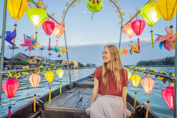 Happy woman traveler ride a national boat on background of Hoi An ancient town, Vietnam. Vietnam ouvre à nouveau aux touristes après la quarantaine Coronovirus COVID 19 — Photo