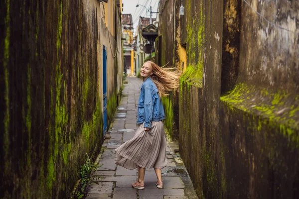 Kvinna turist på bakgrunden av Hoi An antika staden, Vietnam. Vietnam öppnar för turister igen efter karantän Coronovirus COVID 19 — Stockfoto