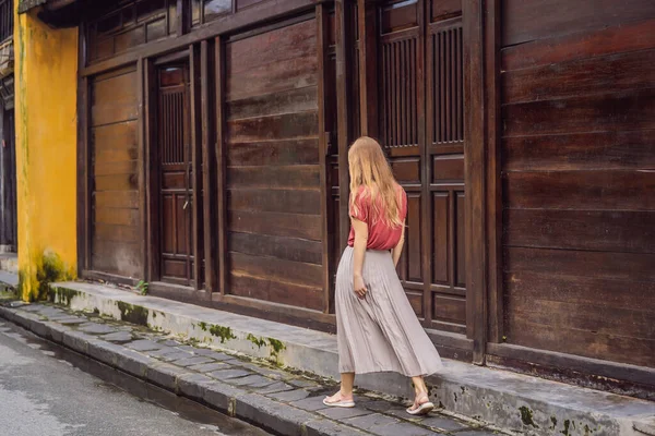 Donna turista sullo sfondo di Hoi An antica città, Vietnam. Vietnam si apre ai turisti di nuovo dopo la quarantena Coronovirus COVID 19 — Foto Stock
