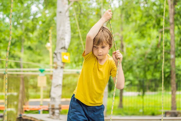 Liten pojke i en reppark. Aktiv fysisk rekreation av barnet i den friska luften i parken. Utbildning för barn — Stockfoto
