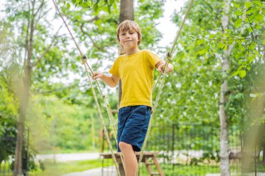 Halat parkında küçük bir çocuk. Parkta temiz havada çocuğun aktif fiziksel rekreasyon. Çocuklar için eğitim