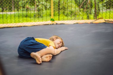 mutlu çocuk açık havada bahçe trambolin üzerinde gökyüzünde yüksek atlama çalış.