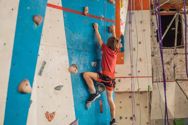 Niño en la pared de escalada sin casco, peligro en la pared de escalada —  Fotos de Stock