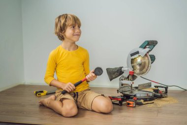 Çocuk, sıcak bir film zeminine yeni ahşap kaplama döşeme yaptırıyor. Kızıl ötesi ısıtma sistemi lamine zemin altında