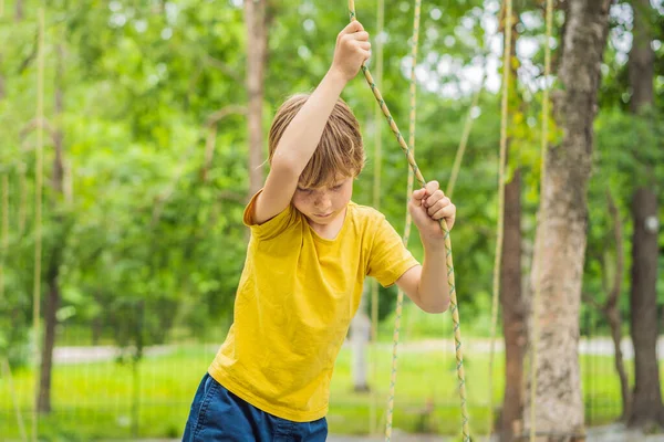 Halat parkında küçük bir çocuk. Parkta temiz havada çocuğun aktif fiziksel rekreasyon. Çocuklar için eğitim