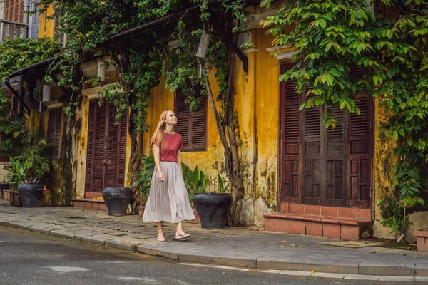 Woman tourist on background of Hoi An ancient town, Vietnam. Vietnam opens to tourists again after quarantine Coronovirus COVID 19 — Stock Photo, Image