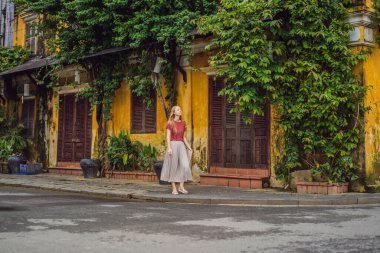 Hoi 'nin arka planındaki kadın turist. Vietnam' ın antik bir kasabası. Vietnam, Coronovirus COVID 19 karantinasından sonra turistlere tekrar açıldı