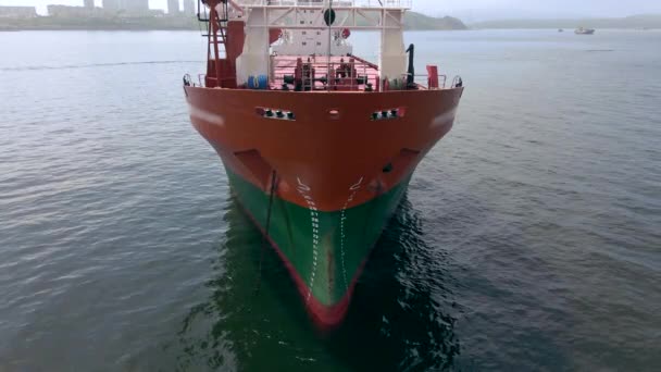 Disparo aéreo de un buque de carga seca en el mar — Vídeos de Stock