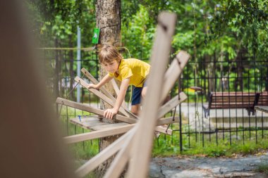 Halat parkında küçük bir çocuk. Parkta temiz havada çocuğun aktif fiziksel rekreasyon. Çocuklar için eğitim
