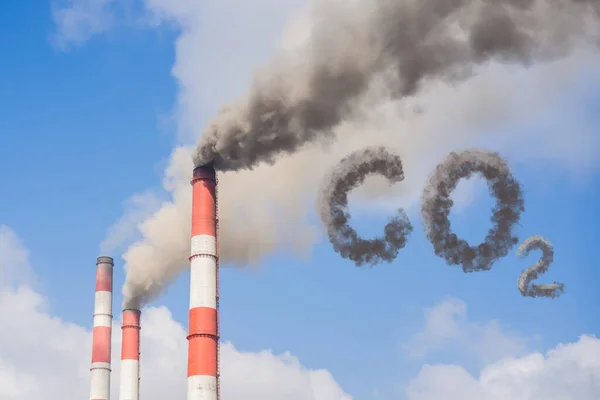 CO2-rör med rök mot blå himmel — Stockfoto