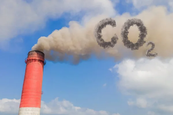CO2-rör med rök mot blå himmel — Stockfoto