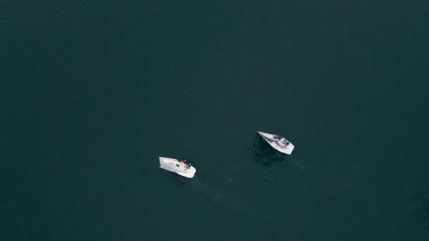 Россия, Владивосток - 27.07.2021: Воздушный кадр. Появилось видео медленного движения затонувших лодок во время гонки — стоковое видео