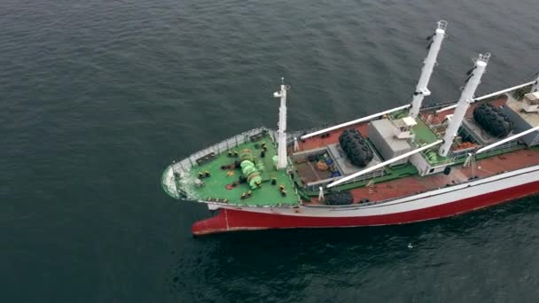 Luchtopname van een droog vrachtschip in zee — Stockvideo