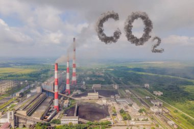 Mavi gökyüzüne karşı dumanlı CO2 bitki piposu