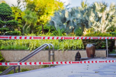 COVID 'nin Omicron versiyonu. Yeni bir koronavirüs türü. Corona Virüsü tehdidi birçok ülkede plajları ve halka açık yerleri kapatır. İzin Verilmeyen Alan