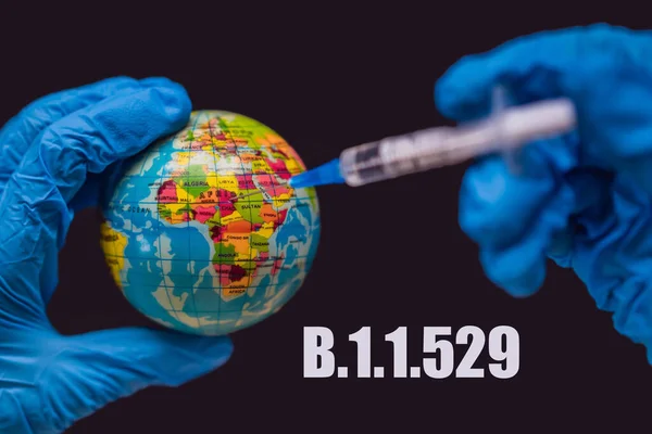 在非洲和世界各地发现的新的Coronavirus B.1.1.529菌株。在非洲地图上，注射器为全球接种疫苗。非洲的Coronavirus Corona病毒攻击概念非洲的反恐斗争 — 图库照片