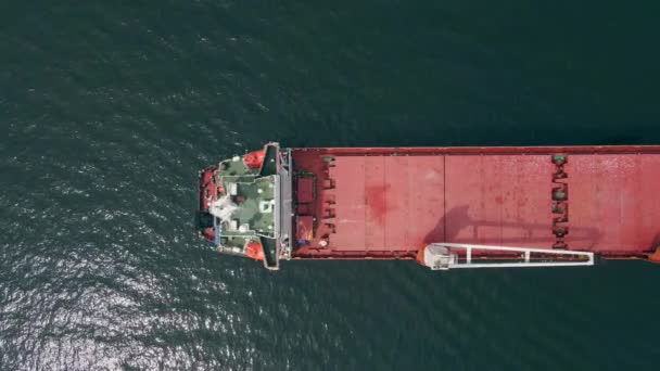 Αεροπλάνο. Κάτοψη πλοίου ξηρού φορτίου στη θάλασσα — Αρχείο Βίντεο