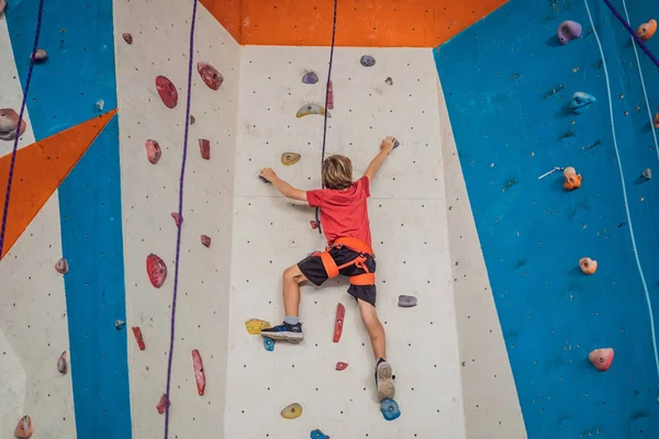 Niño en la pared de escalada sin casco, peligro en la pared de escalada —  Fotos de Stock