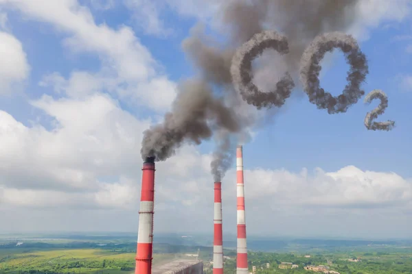 青い空に煙と二酸化炭素プラントパイプ — ストック写真