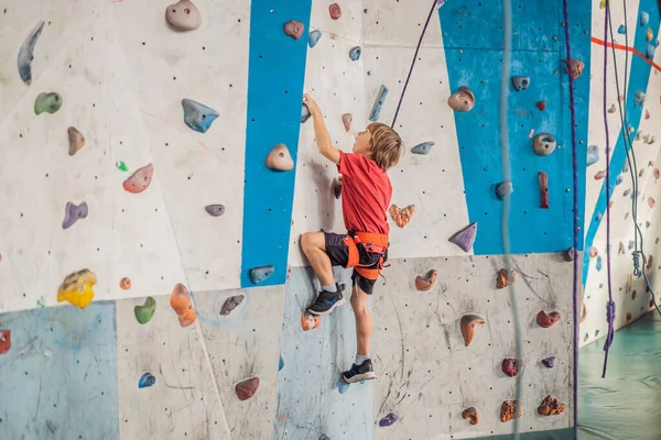 Niño en la pared de escalada sin casco, peligro en la pared de escalada — Foto de Stock