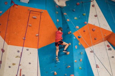 Çocuk tırmanma duvarında kasksız, tehlike tırmanma duvarında.