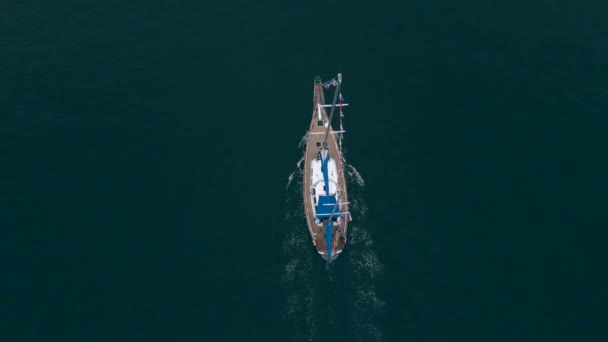 Flygskott. Slow Motion video av stora segelbåt som bogserar två små båtar — Stockvideo