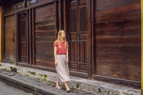 Жінка - туристка на задньому плані Хой Стародавнє місто, В'єтнам. В "єтнам знову відкривається для туристів після карантину Короновірус COVID 19 — стокове фото